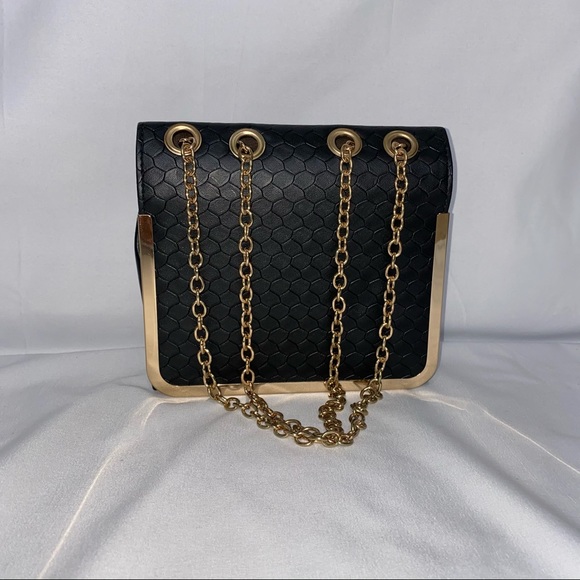 Textured Black & Gold Large Flap Chain Strap Bag - Picture 3 of 8